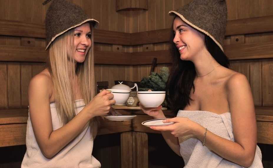 Девушки в бане с чаем